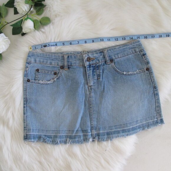 Y2K | Celebrity Pink | Raw Hem Distressed Denim Micro Skirt - Picture 4 of 7